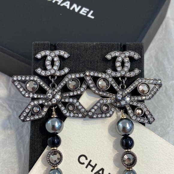 Chanel Butterfly Eyes Dangle Earrings Pearl CC Logo Black Dark Gray - Picture 5 of 7